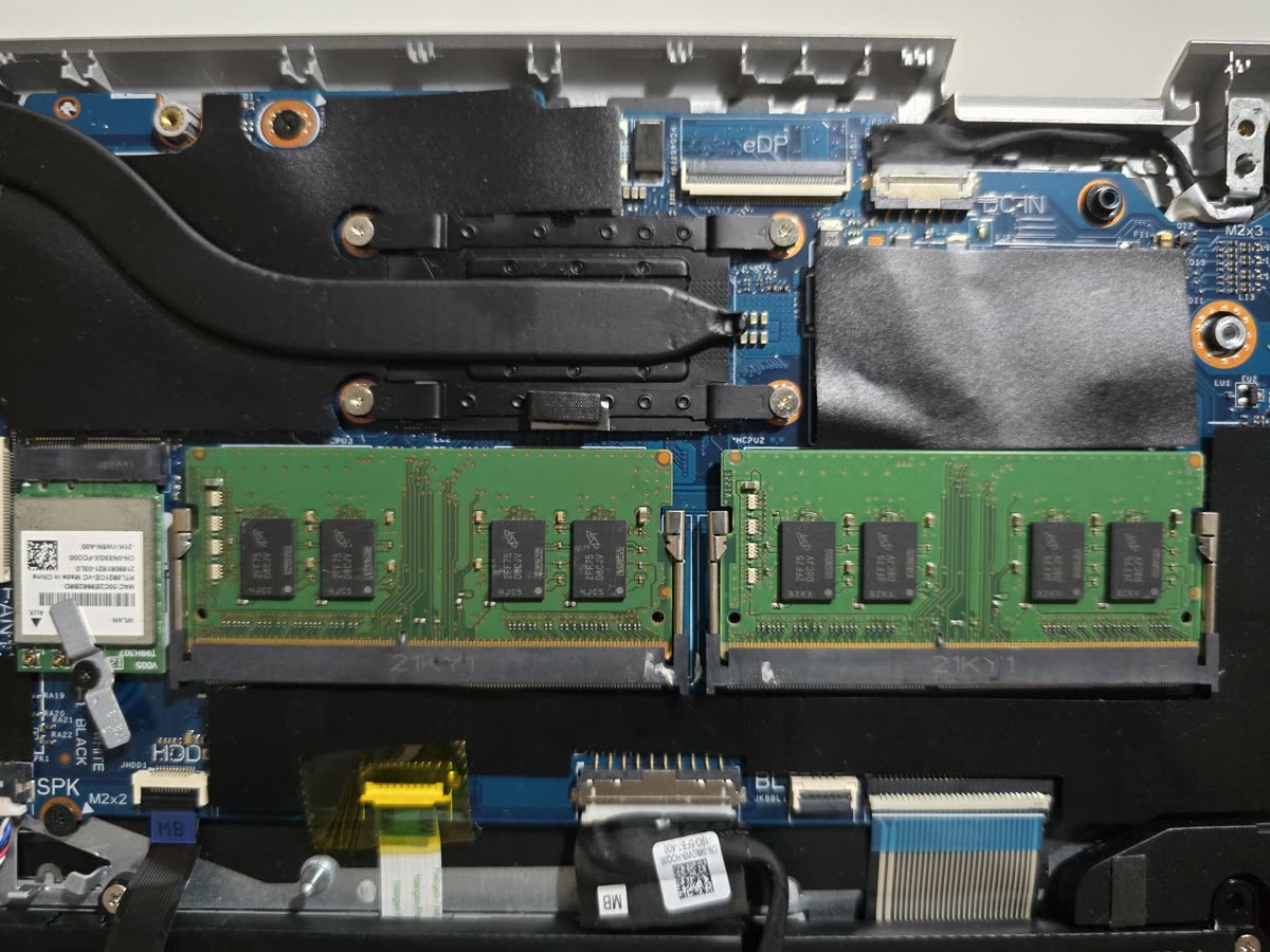 Two SODIMM RAM modules installed on a laptop motherboard with nearby cooling components. — 메모리 부족이 닿은 곳들 — PC와 노트북 가격