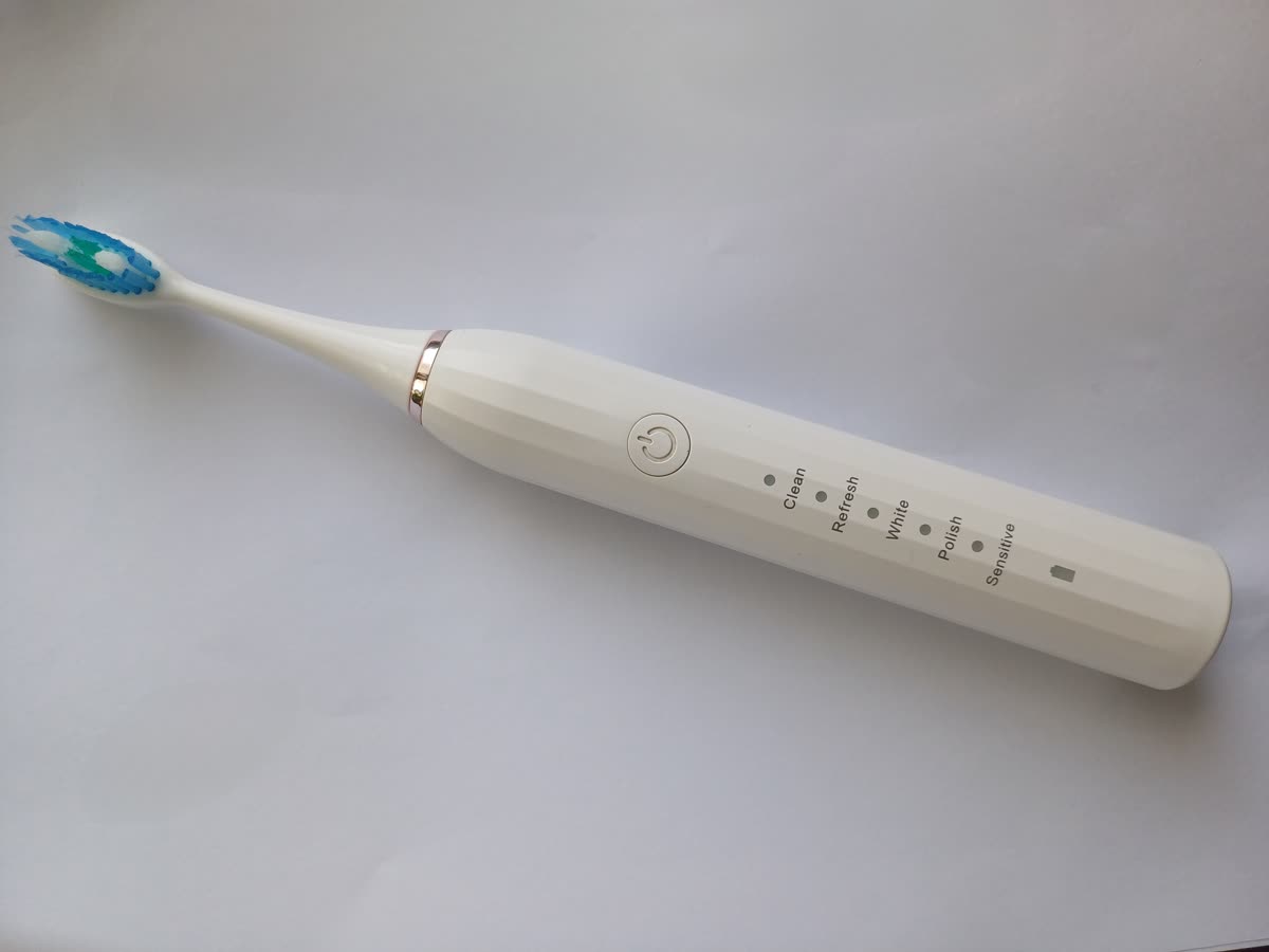 Electric toothbrush on a white background — 다이슨 전동칫솔 카메라젯, 치아를 보는 칫솔