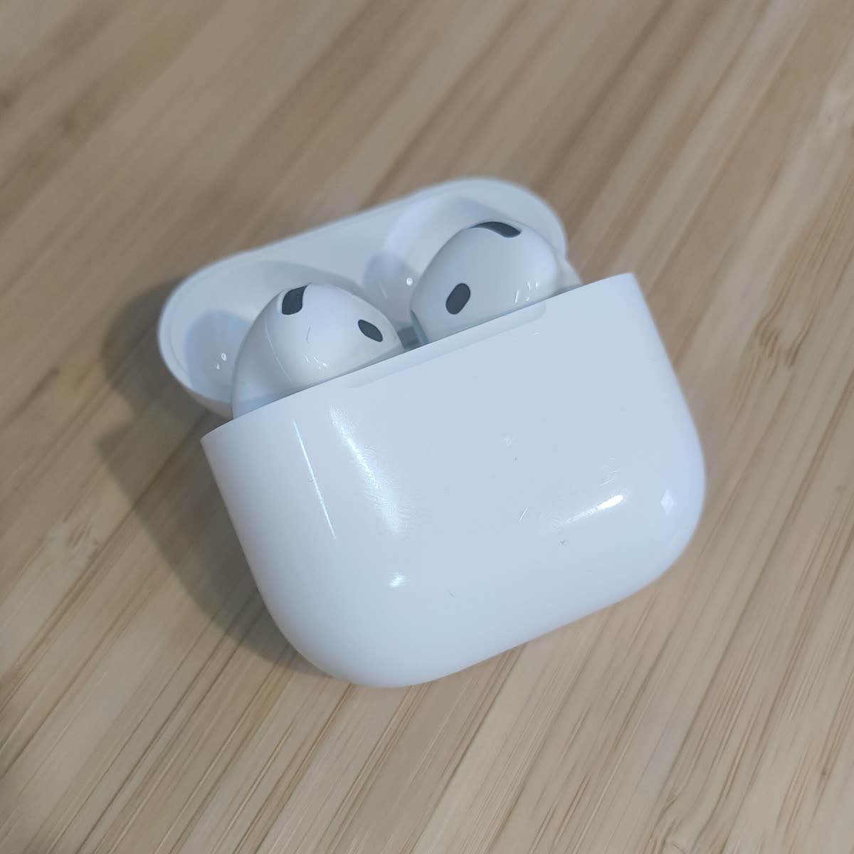 Fifth-generation AirPods in their charging case — 에어팟 5 가격 19만 9,000원부터, 출시일과 무선충전형 차이까지