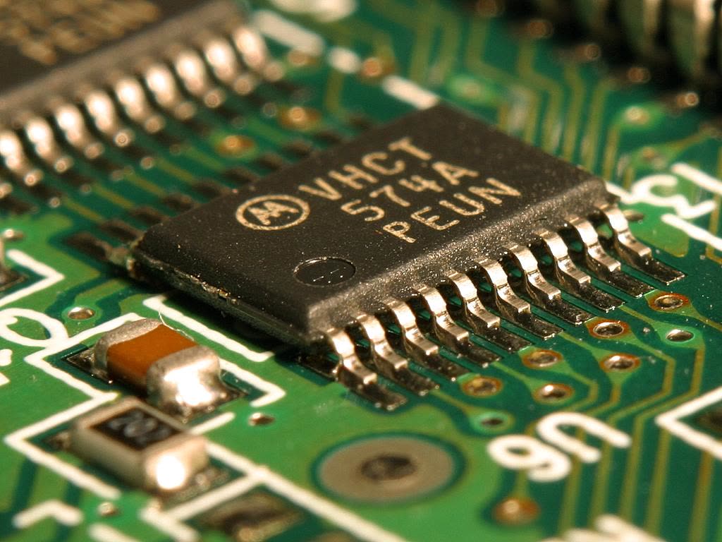 Integrated circuit on microchip — 왜 플립8만 국내에 엑시노스가 들어가나