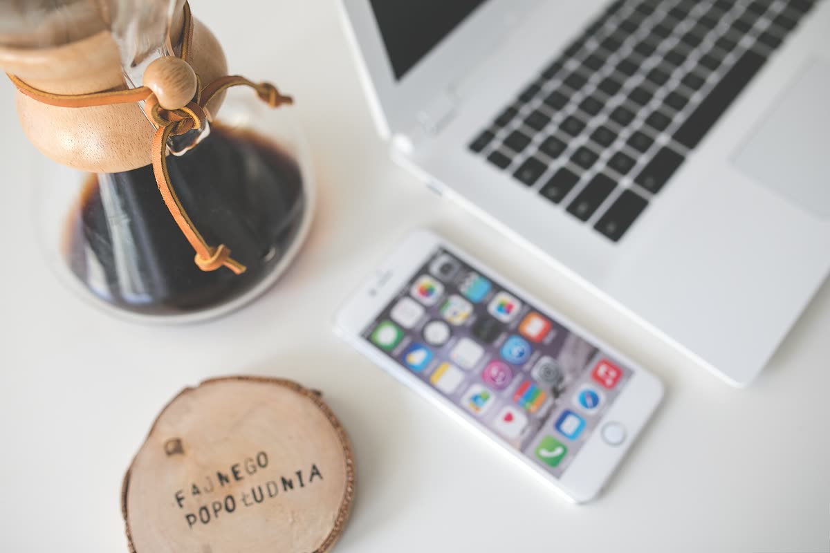 Coffee-apple-iphone-desk (24218669082) — 아이폰18 발표 시간과 시청 방법