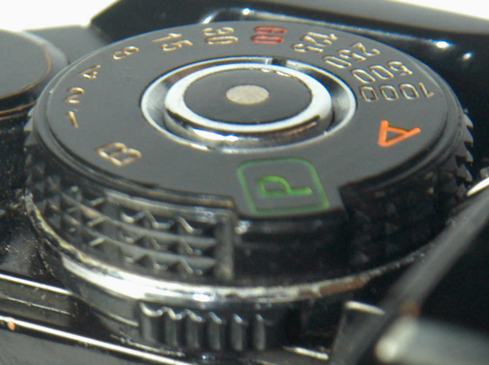Mode- or shutter-speed selector (here set to A = Aperture Priority Auto Exposure) of Minolta X-700 SLR camera — 아이폰 18 프로 가변 조리개, 17 프로 카메라와 뭐가 다른가