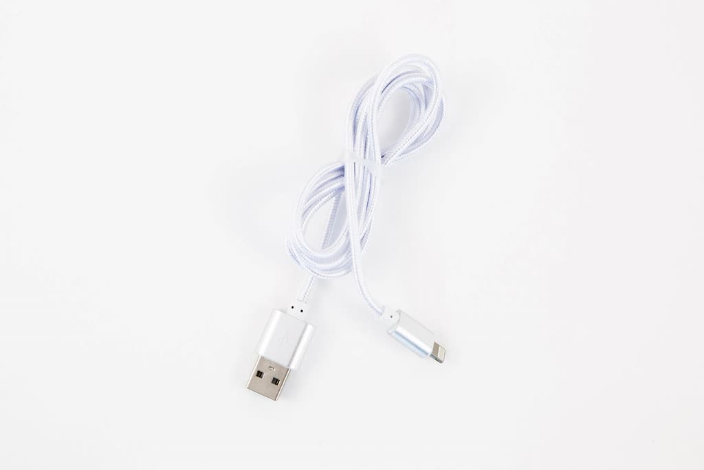 White iPhone charging cable — 젖은 아이폰, 하지 말아야 할 것