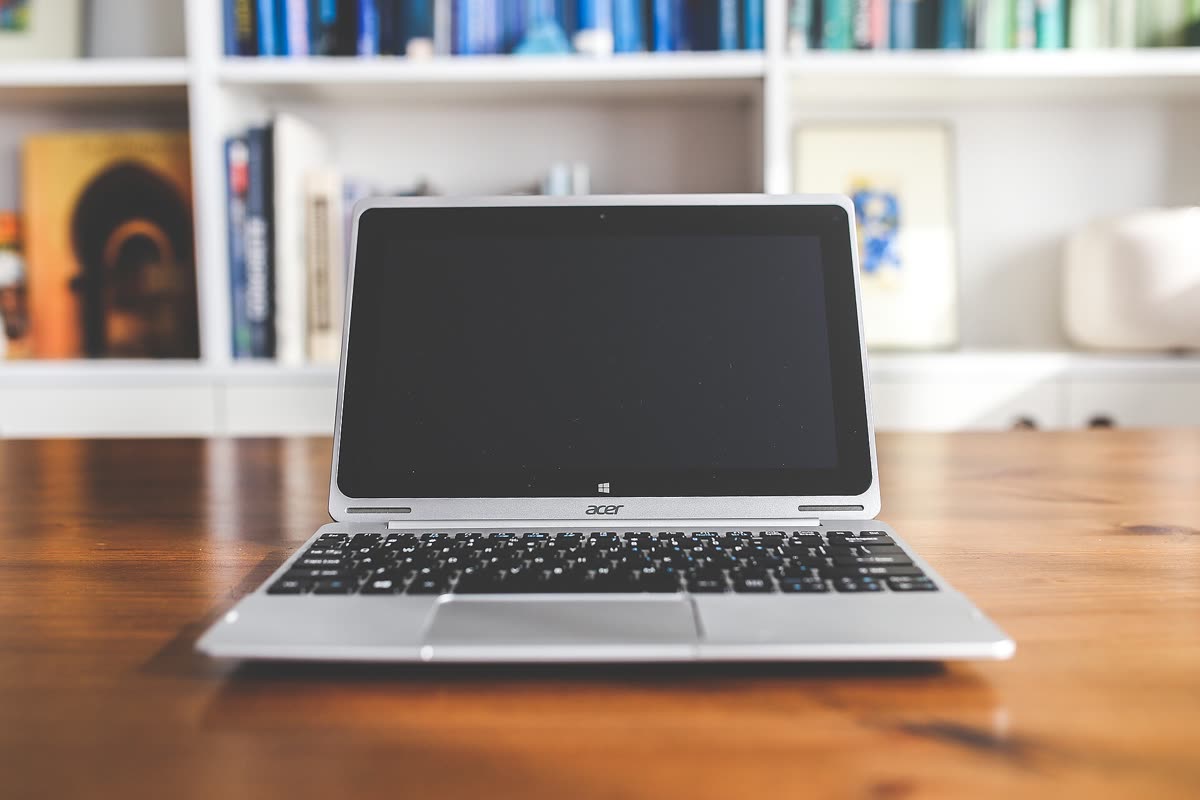 Desk-laptop-notebook-table (23697249344) — 윈도우11 업그레이드 방법, 지금 무료인가