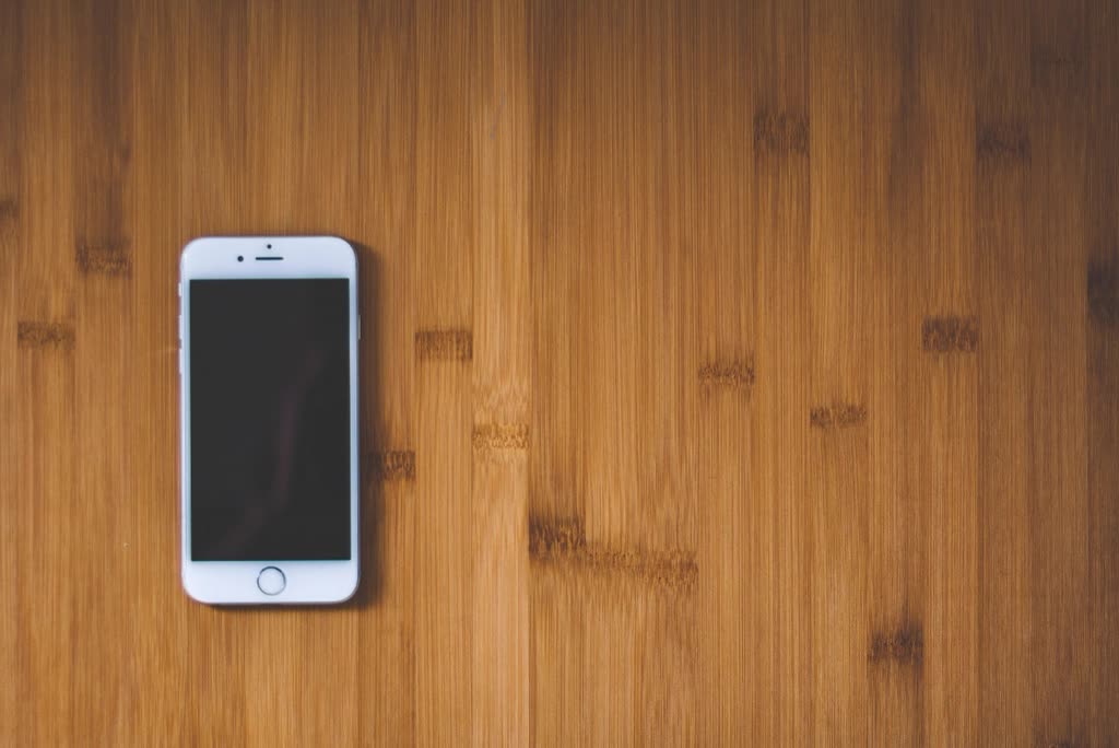 White iPhone Wood Desk — 아이폰18 프로 가격, 소스마다 여기까지 갈립니다