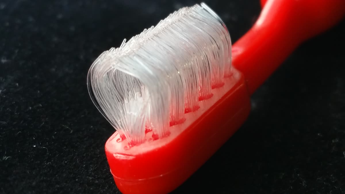 Patented curved bristles of the Collis Curve toothbrush — 카메라가 치아 사이를 찾아 0.1초 만에 분사합니다