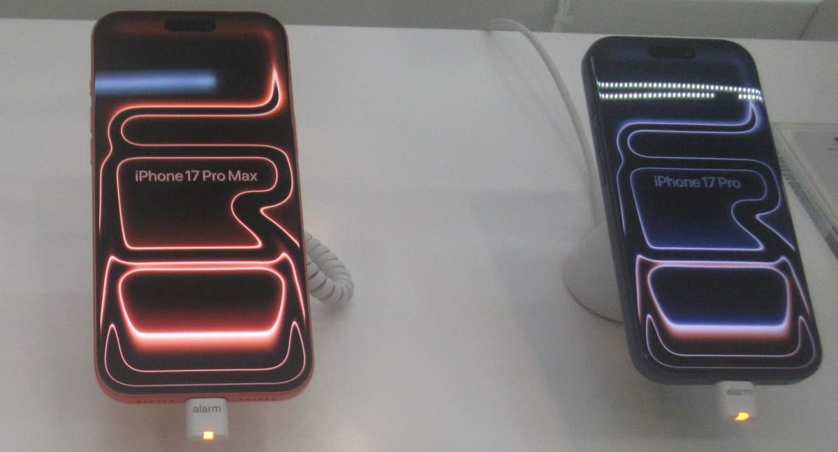 Cosmic Orange iPhone 17 Pro Max 2026-08-09 Apple 01 — 아이폰18 프로맥스 통신 문제 교체, 한국 사용자는 대상인가