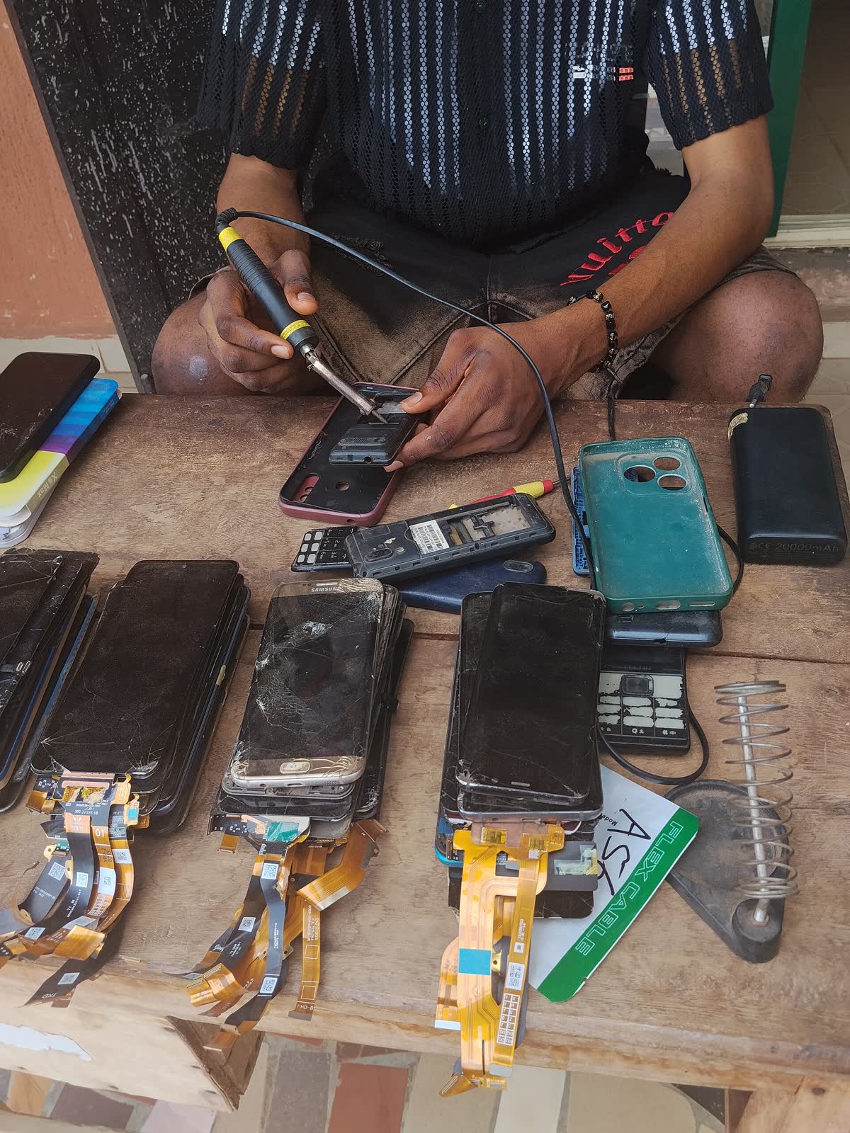 Skilled Phone Repairer at Work — 아이폰 배터리 교체 비용 사설, 공식과 차이 나는 금액