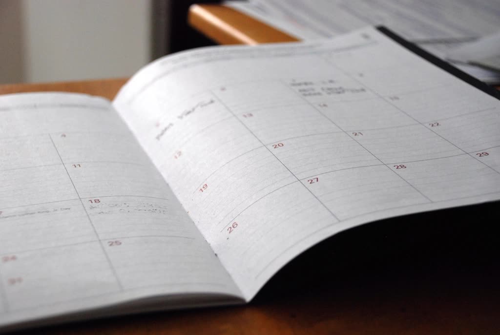 open calendar short notes scribbled — 언제 살 수 있나 — 출시 발표와 사전예약 일정